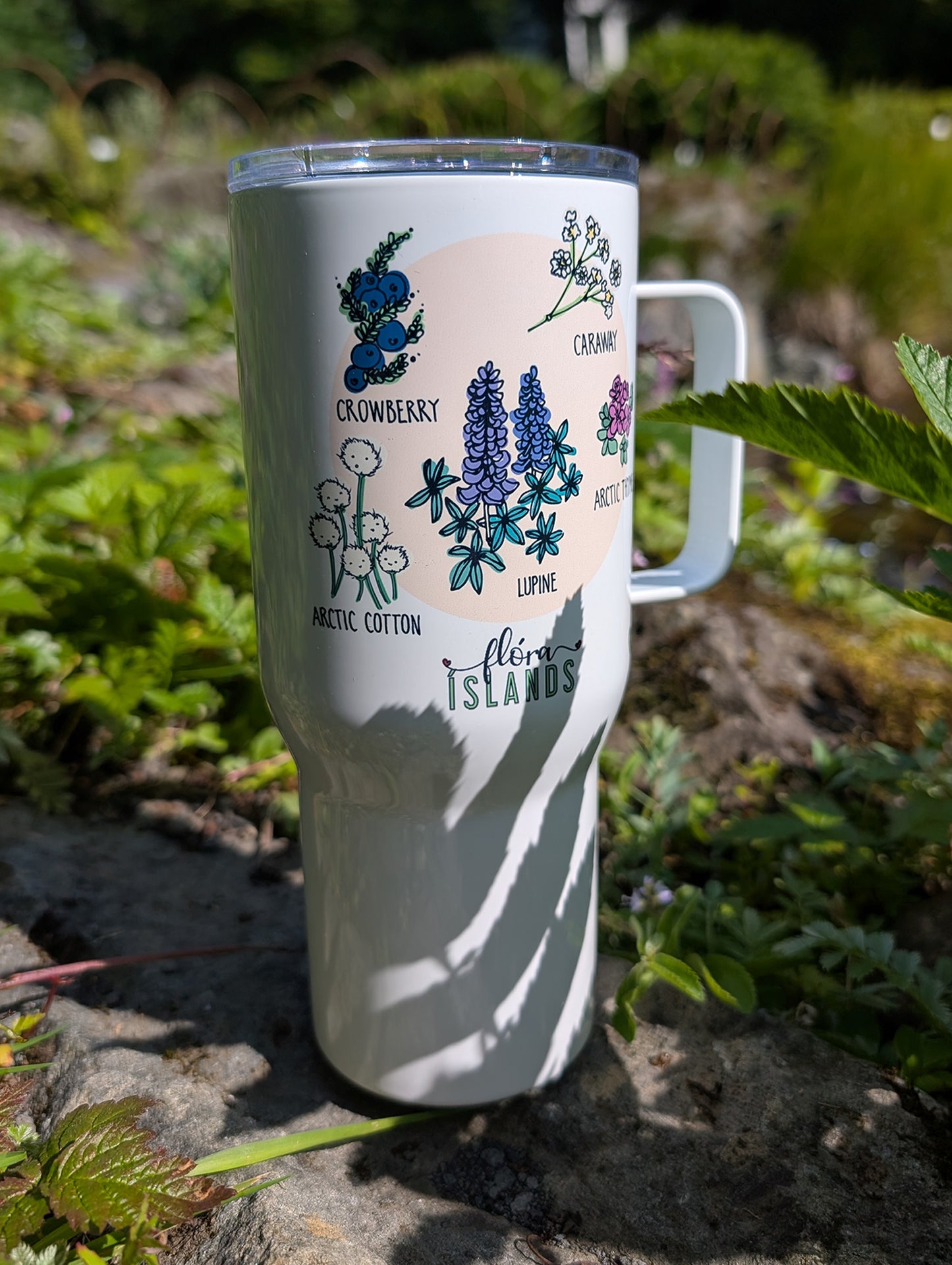 Travel mug with a handle inspired by Icelandic Flora