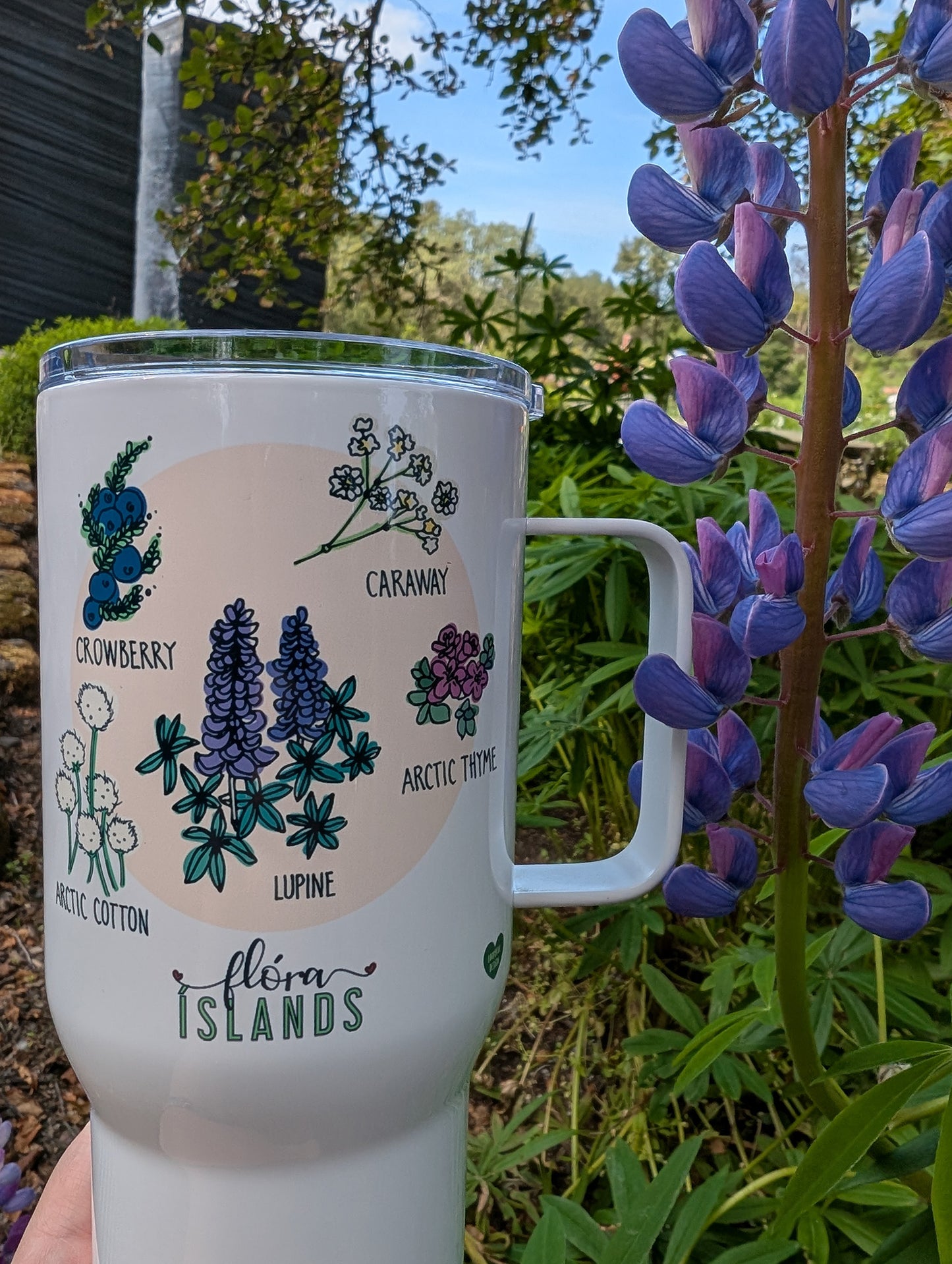 Travel mug with a handle inspired by Icelandic Flora